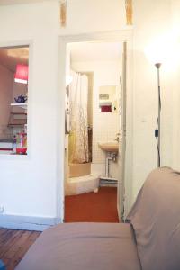 Camera bianca con letto e bagno. di Charming Bright Apartment Near Montmartre a Parigi