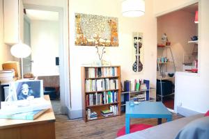 un soggiorno con libreria piena di libri di Charming Bright Apartment Near Montmartre a Parigi