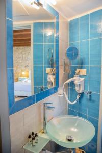 Kylpyhuone majoituspaikassa Trapela Areopolis, Boutique Hotel