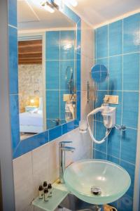 Koupelna v ubytování Trapela Areopolis, Boutique Hotel