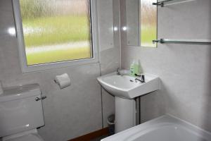 Koupelna v ubytování Lagnakeil Highland Lodges + 37 fotografií