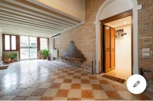 pusty pokój z kominkiem i ceglaną ścianą w obiekcie The Zen House Apartment w Wenecji