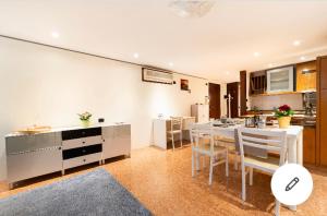 Kuchnia lub aneks kuchenny w obiekcie The Zen House Apartment