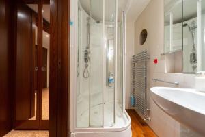 łazienka z prysznicem i umywalką w obiekcie The Zen House Apartment w Wenecji +37 zdjęć
