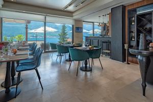 - un restaurant avec des tables et des chaises et une vue sur l'océan dans l'établissement Boutique Hotel R Palazzo, à Kotor