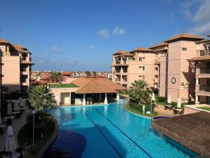 - Vistas a la piscina del complejo en Beverlly Hills, en Aquiraz