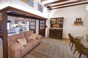 a living room with a couch and a table at Casa l'Escorretger in Calaceite