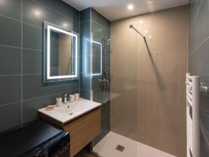 La salle de bains est pourvue d'un lavabo et d'une douche. dans l'établissement LE VALLES - HYPERCENTRE PARKING GRATUIT WiFi NETFLIX AMAZON PRIME, à Villeurbanne