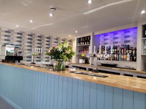 South Sands Hotel酒廊或酒吧区