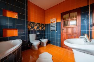 La salle de bains est pourvue d'une baignoire, de toilettes et d'un lavabo. dans l'établissement Apartament Konda, à Białka Tatrzańska
