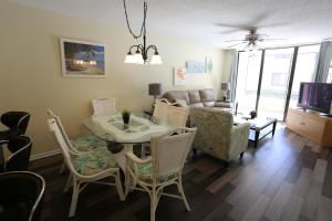 a living room with a table and chairs and a couch at 4411 Shorewalk 15 min to Beach and 5 mins to IMG in Bradenton