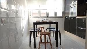 Kuchyňa alebo kuchynka v ubytovaní O Lagar apartamento grande y luminoso. 8 personas.