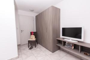 TV a/nebo společenská místnost v ubytování Effie Perine Apartments