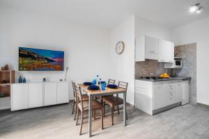 A kitchen or kitchenette at Dreamers' House Sorrento
