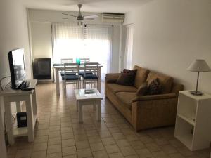 a living room with a couch and a table at Departamento amoblado en pleno centro, con cochera in Bahía Blanca