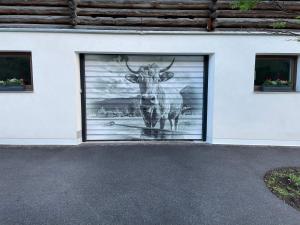 uma porta de garagem com um desenho de um veado em Apart Armin em Längenfeld
