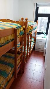 Bunk bed o mga bunk bed sa kuwarto sa Estupendo apartamento en San Vicente do Mar O Grove