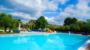 una gran piscina con parque infantil en Campeggio della Colombaia, en Padenghe sul Garda