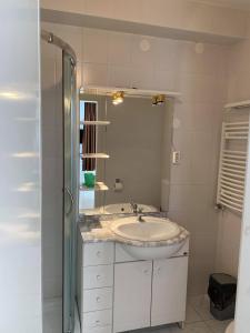 Ett badrum på Birta Apartman