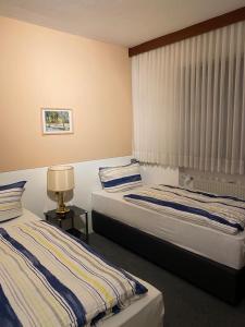 Postel nebo postele na pokoji v ubytování Hotel -Pension-Weller