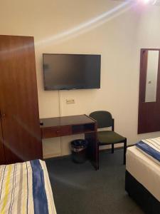 TV a/nebo společenská místnost v ubytování Hotel -Pension-Weller