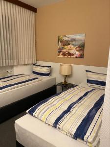Postel nebo postele na pokoji v ubytování Hotel -Pension-Weller