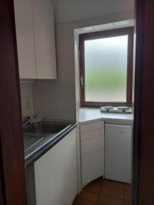 Kuchyň nebo kuchyňský kout v ubytování Hotel -Pension-Weller