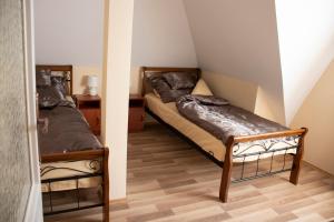 Posteľ alebo postele v izbe v ubytovaní Gyöngyöm Apartman