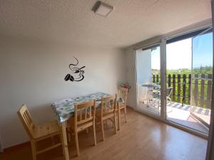 d'un balcon et d'une salle à manger avec une table et des chaises. dans l'établissement Andrea Apartman, à Balatonfüred