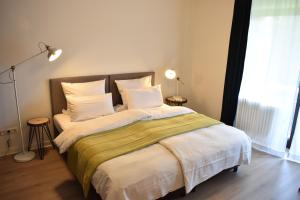 Postel nebo postele na pokoji v ubytování Hotel zum See garni