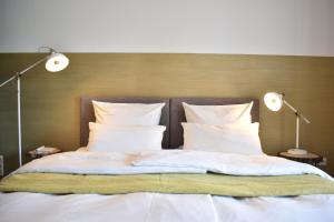 Postel nebo postele na pokoji v ubytování Hotel zum See garni