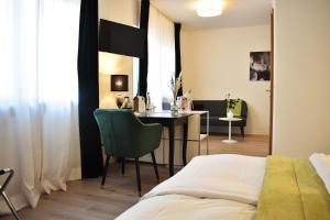 Postel nebo postele na pokoji v ubytování Hotel zum See garni