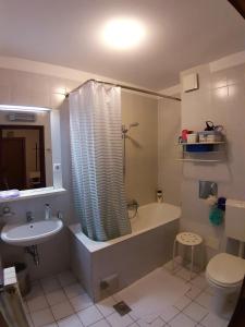 łazienka z wanną, umywalką i toaletą w obiekcie Rooms Vukovarska w Zagrzebiu