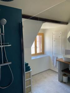 Ένα μπάνιο στο LA MAISON DE TRIBOULET Chambres et table d'hôtes -Amboise-