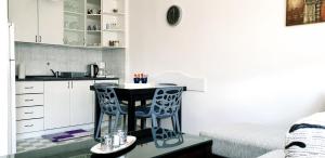 małą kuchnię ze stołem i 2 krzesłami w obiekcie Aurelia Apartment w Ochrydzie