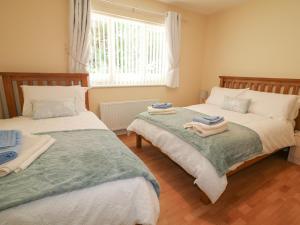 two beds sitting next to each other in a bedroom at Slieve Gallion Cottage in Magherafelt
