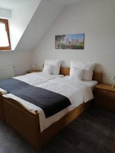 1 dormitorio con 2 camas y un cuadro en la pared en Weingut Licht-Stadtfeld, en Brauneberg