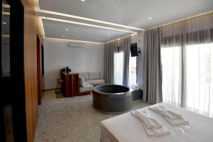 Кровать или кровати в номере Rose n Stone, Queen, Luxury Houses