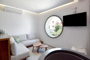 Телевизор и/или развлекательный центр в Rose n Stone, Queen, Luxury Houses +5 фотографий