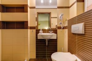 隱海市的住宿－Villa Fenix，一间带水槽和卫生间的浴室