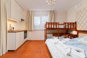 隱海市的住宿－Villa Fenix，一间带两张双层床的卧室和一间厨房
