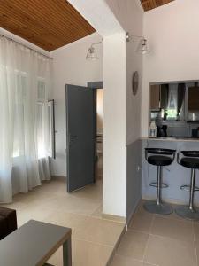 Kuchyňa alebo kuchynka v ubytovaní Ferienhaus "Arizones", Nea Kallikratia, Chalkidiki