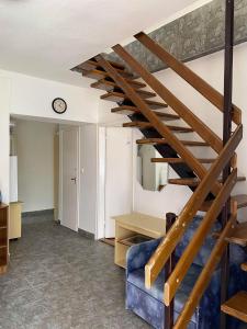 Svetainės erdvė apgyvendinimo įstaigoje Birta Apartman