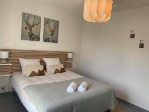 - une chambre avec un lit et 2 serviettes dans l'établissement Frenchyhomes☆T2 proche plage☆centre ville☆WIFI, à Lanton