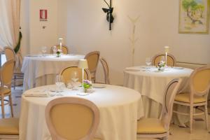 Restoran või mõni muu söögikoht majutusasutuses OSTUNI PALACE - Hotel Bistrot & SPA