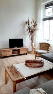 a living room with a tv and a coffee table at Apartament Horyzont in Sopot