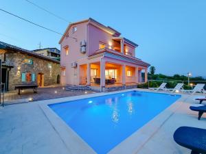 Villa con piscina frente a una casa en Villa Chill Out en Opatija