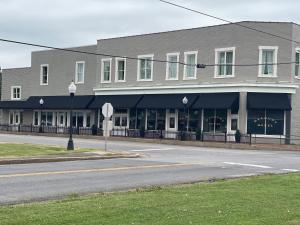 South FultonMeadows Hotel的街角的一栋建筑