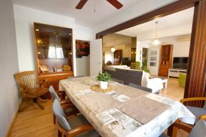 - une salle à manger et un salon avec une table et des chaises dans l'établissement Cuencaloft paseo del Huecar, à Cuenca