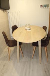 una mesa de madera con 4 sillas alrededor en Gazteategi, en Zarautz